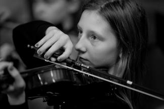 Maedchen spielt Geige, Streicherklasse beim Proben auf Schloss Biotzenburg